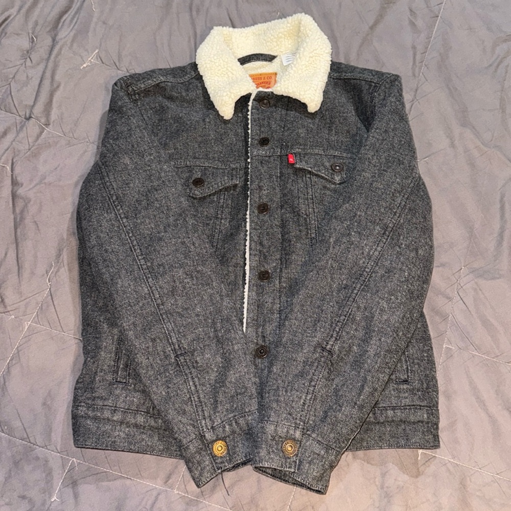Levi’s Sherpa Trucker Jacket mit Teddyfutter in mittelgrau